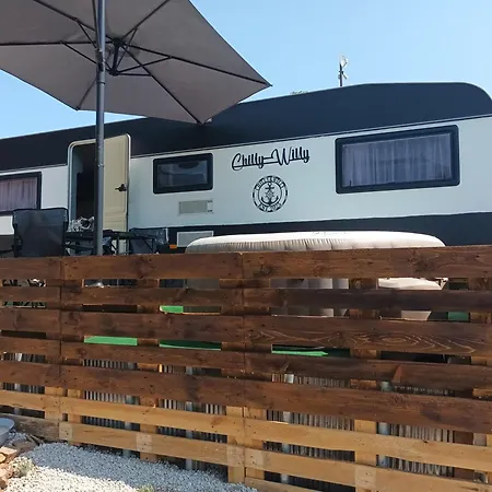 Chilly Willy Retro Caravan & Hot Tub Camping *