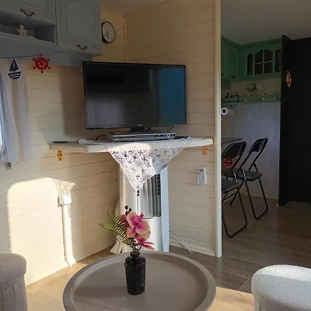 Camping Chilly Willy Retro Caravan & Hot Tub *