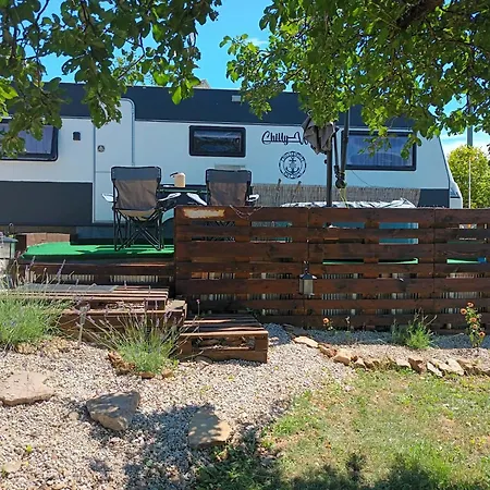 Chilly Willy Retro Caravan & Hot Tub