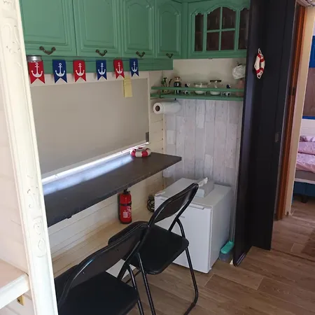 Кемпинг Chilly Willy Retro Caravan & Hot Tub *